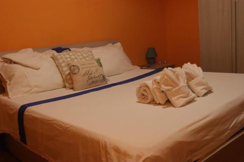 un letto con asciugamani e cuscini sopra di casa medioevo a Viterbo
