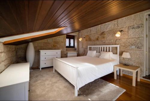 Postel nebo postele na pokoji v ubytování Villa - 5 Bedrooms with WiFi - 7841