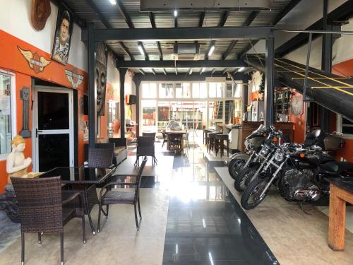 un restaurante con una motocicleta estacionada en una habitación en Hotel Bar Restaurant Emergency 911 STO LK GROUP, en Paramaribo