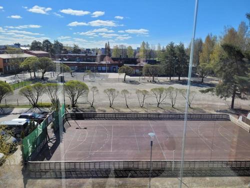 widok z powietrza na kort tenisowy w obiekcie Professori w mieście Joensuu