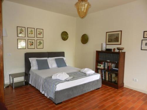 1 dormitorio con cama y estante para libros en Dependance del Brenta, en Fiesso dʼArtico