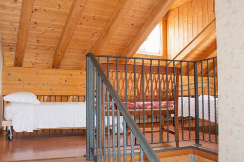 1 dormitorio en una cabaña de madera con 1 cama en Hotel capitelli, en Trieste
