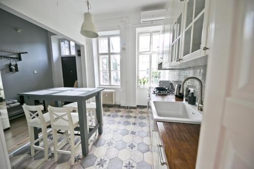 A kitchen or kitchenette at Dob Duplex Apartment