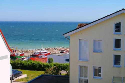 a view of the beach from a building at Penthouse STRANDBURG mit Meerblick in Sassnitz