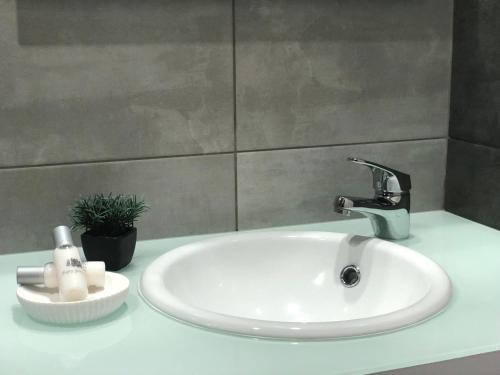 lavabo con grifo en la encimera en Casa do Largo, en Lagoa