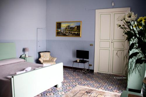 ラグーザにあるVilla Castiglione 1863 - The real Sicilian holidayのベッドルーム1室(ベッド1台、花瓶1本付)