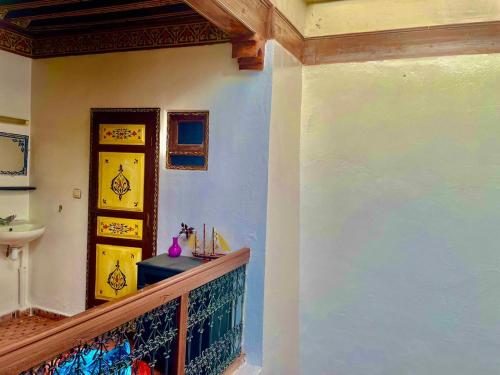 un corridoio di una casa con scala e lavandino di Hostel Kech Vibe a Marrakech