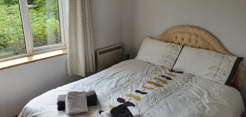 เตียงในห้องที่ Two bed bungalow with sunroom and stunning views