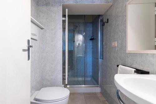 een badkamer met een douche, een toilet en een wastafel bij easyhomes Duomo View in Milaan
