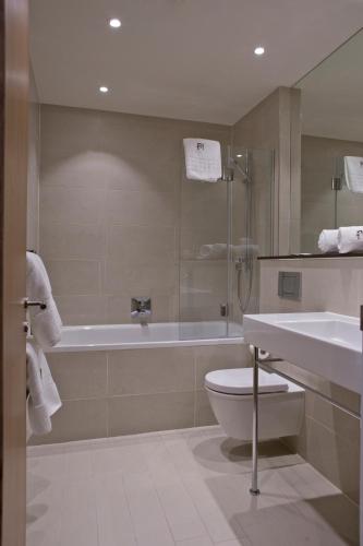 Un baño de Morton Hotel