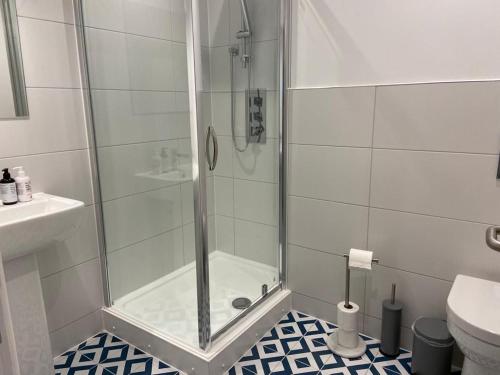 eine Dusche mit Glastür im Badezimmer in der Unterkunft Apartment 10 Penthouse 2 bedrooms, sleeps x 4 in York
