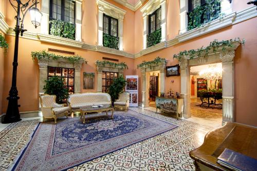 ein Wohnzimmer mit einem Sofa und einem Tisch in der Unterkunft Sapphire Bayil Hotel in Baku