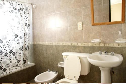 コロンにあるAtalayaのバスルーム(洗面台、トイレ、シャワー付)