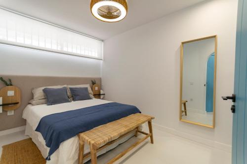 a bedroom with a large bed and a mirror at Apartamento nuevo y moderno in San Bartolomé