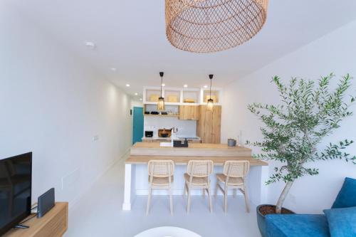 a kitchen and dining room with a table and chairs at Apartamento nuevo y moderno in San Bartolomé