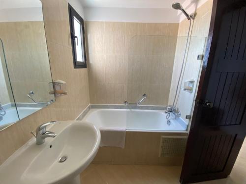 Hotel Azur في الدار البيضاء: حمام مع حوض وحوض استحمام
