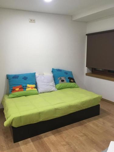 Cama pequeña en habitación con TV en Casa do Castelo II, en Bragança