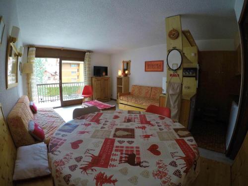 una stanza con un tavolo con una coperta sopra di Studio Valloire, 1 pièce, 4 personnes - FR-1-263-477 a Valloire