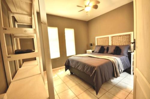 um quarto com um beliche e uma escada em The Bridge Apartments Unit 35 em St. Lucia