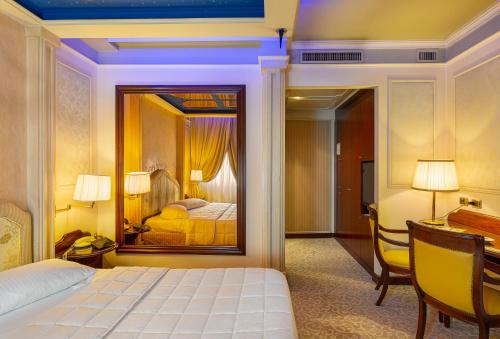 a hotel room with a bed and a desk and a bedroom at Dreamhotel in Appiano Gentile