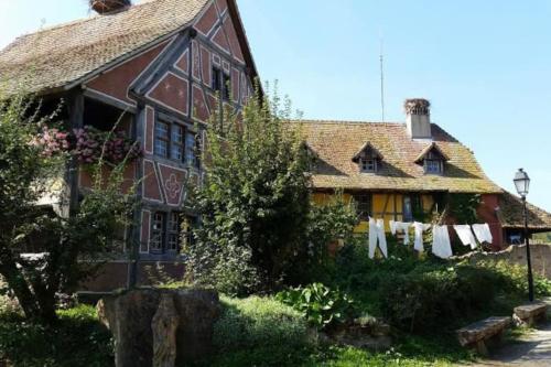 an old house with a clothes line in front of it at Grand appartement 2 chambres 5 pers max, vue panoramique avec parking in Mulhouse