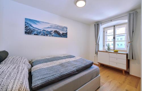 a bedroom with a bed and a window at Ferienwohnung Tittmoning Stadtplatz in Tittmoning