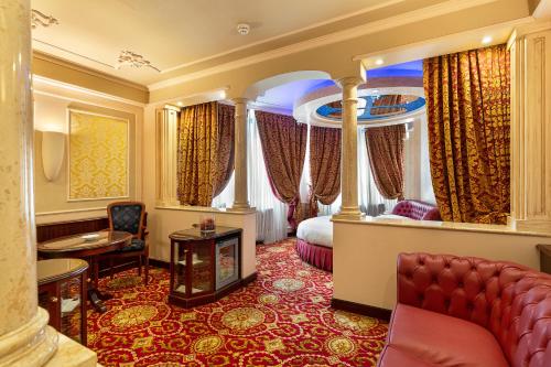 a hotel room with a bed and a living room at Dreamhotel in Appiano Gentile