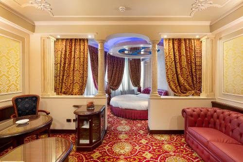 a living room with a couch and a bed in a room at Dreamhotel in Appiano Gentile