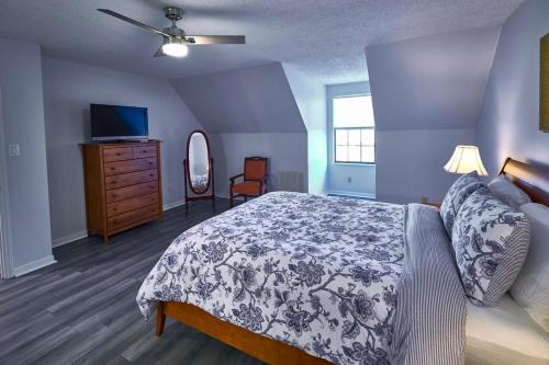 um quarto com uma cama, uma cómoda e uma televisão em Cozy Quiet 2 Bedroom 2 Bath Townhome W Kitchen, Patio em Knoxville