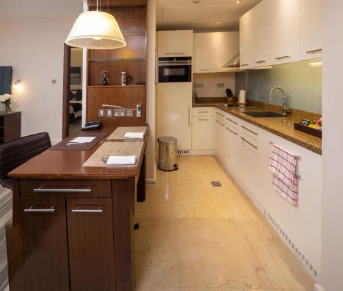 Köök või kööginurk majutusasutuses Staybridge Suites Yas Island Abu Dhabi, an IHG Hotel