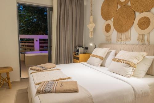 Postel nebo postele na pokoji v ubytování Cabana Blu Hotel & Suites