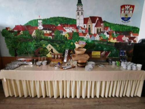 un mostrador de juguetes con un pueblo en la pared en Gasthof Schwarzer Adler en Nabburg