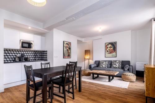 un salon avec une table et un canapé dans l'établissement Cosy flat in Saint-Germain des près, à Paris