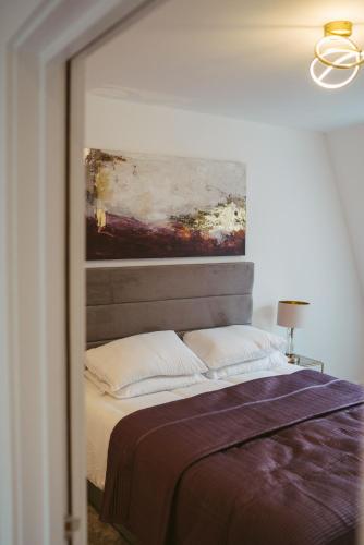 a bedroom with a bed with a painting on the wall at Apartment 6 3 bedrooms, sleeps x 6 in York