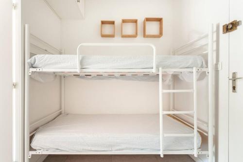 Zimmer mit 2 Etagenbetten in der Unterkunft PORTISSOL in Sanary-sur-Mer