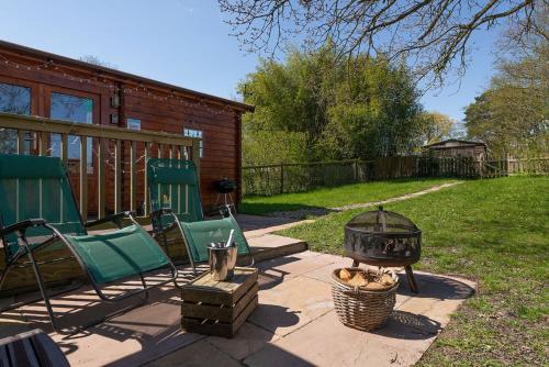 Afbeelding uit fotogalerij van The Cabin with Hot Tub in Maidstone