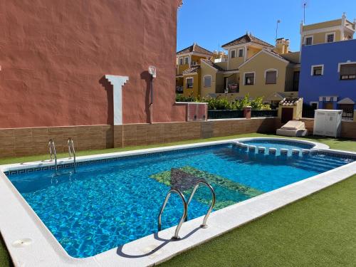 una piscina en el patio trasero de una casa en Casa Rodasa - 2 bedrooms, roof terrace, Airco, Front-terrace, Back-Patio, communal pool, etc, en Roda