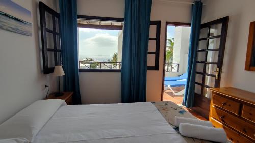 une chambre avec un lit et une vue sur l'océan dans l'établissement Casa Marina, à Puerto del Carmen