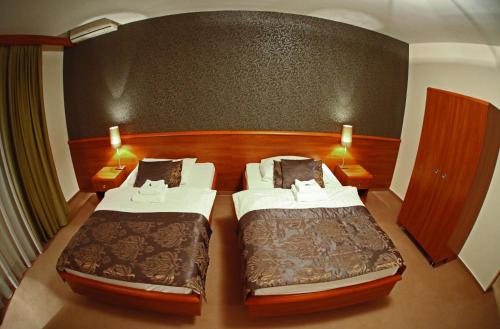 Ένα ή περισσότερα κρεβάτια σε δωμάτιο στο HOTEL CENTRUM with free parking