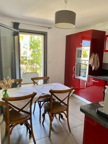 une cuisine et une salle à manger avec une table et des chaises dans l'établissement Appart Cosy proche du lac avec terrasse, à Annecy