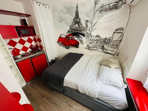 une chambre avec un lit avec un dessin sur le mur dans l'établissement Beatrice et Emmanuel Meublé Eiffel, à Paris