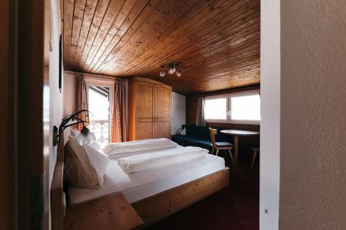 sypialnia z 2 łóżkami i stołem w obiekcie Gasthof Residence Brugghof & Erlhof w mieście Campo Tures