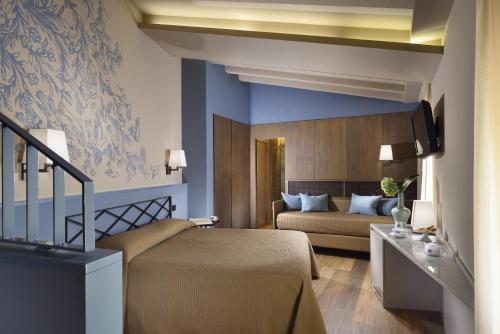 Кровать или кровати в номере Titano Suites