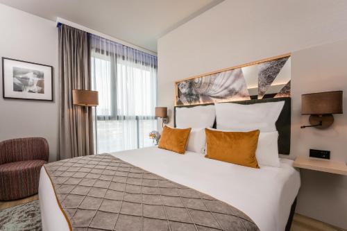 Postel nebo postele na pokoji v ubytování Leonardo Royal Hotel Barcelona Fira