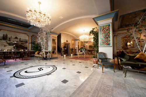 un gran vestíbulo con un gran reloj en el suelo en Sapphire City Hotel en Baku