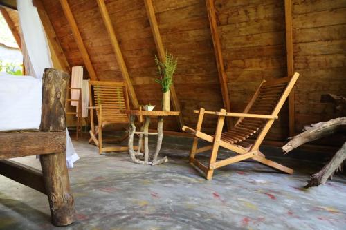 een kamer met 2 schommelstoelen en een tafel bij Cinnamon Paradise in Ahangama