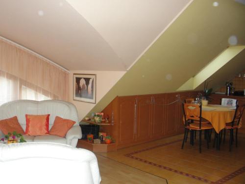sala de estar con sofá blanco y mesa en Ferienwohnung, en Hévíz