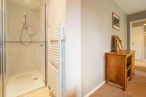 韋斯特爾頓的住宿－Field End，浴室里设有玻璃门淋浴