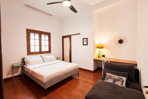 1 dormitorio con 1 cama y 1 sofá en Larita's House, en Santa Cruz de Tenerife