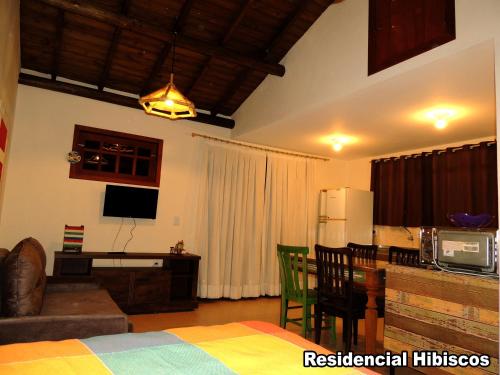 1 dormitorio con cocina y sala de estar en Residencial Hibiscos - Vista Mar en Garopaba